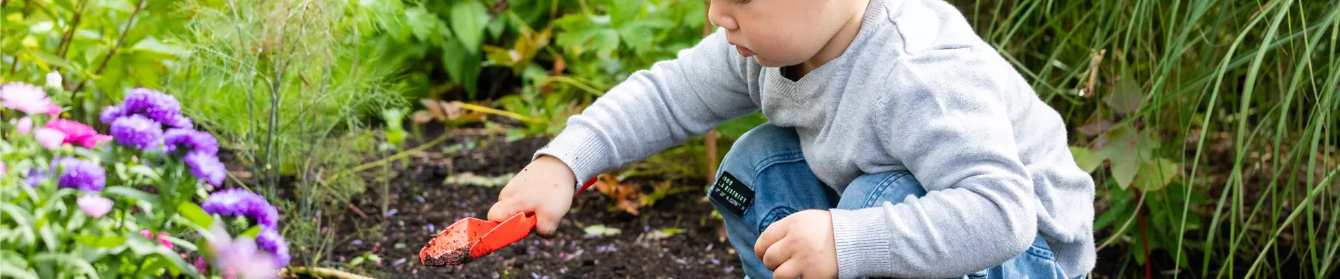 Kind im Garten